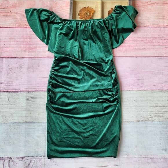 Pinkblush My Bump Forest Green Velvet Off Shoulder Ruched Fitted Maternity Dress - Picture 5 of 10